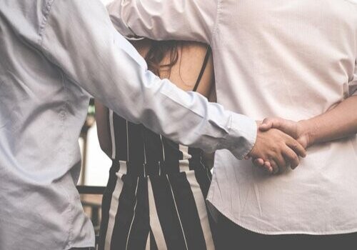 离婚怎么让谁给分割财产